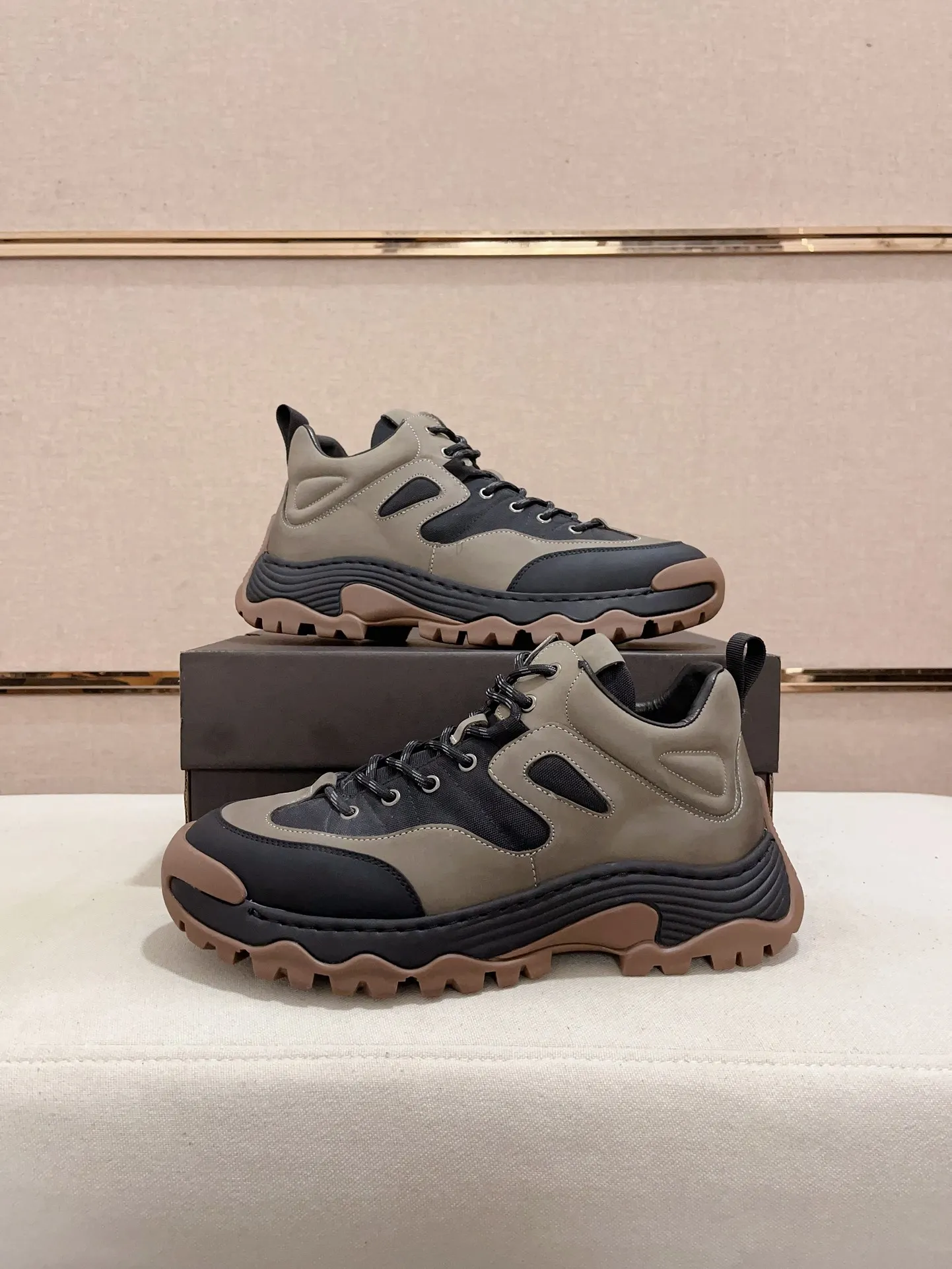 Factory Price: 360 Men's Men's Shoes💰North American Men's Shoes Ugg ☃️In the special sale of new high-quality men's shoes snow boots in autumn and winter, the nemesis of extreme cold weather! Made of cowhide leather, merino wool lining, and original outsole, whether driving, outdoor or daily wear, there is always one that suits you! Code number 39-44